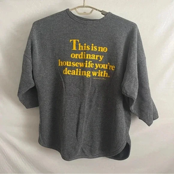 3/4 sleeve “this is no ordinary housewife” sweatshirt size L/XL - Picture 1 of 13